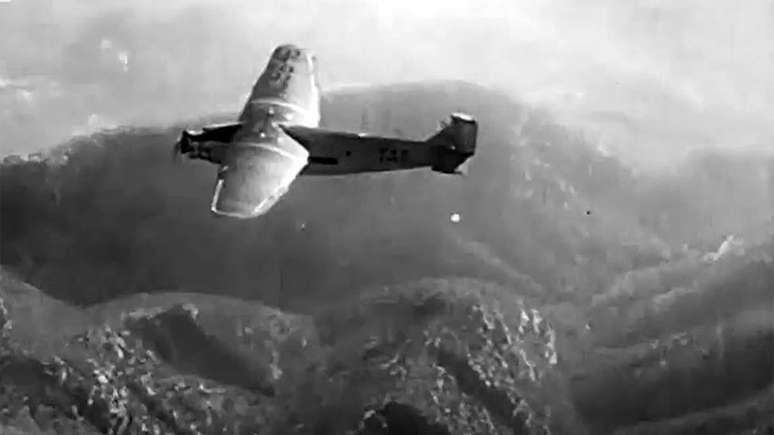 O avi&atilde;o tinha de reabastecer quatro vezes at&eacute; chegar a Oklahoma, onde os passageiros pegavam outro trem