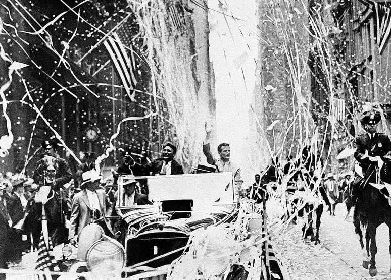 Wiley Post e Harold Gatty festejados por ter dado a volta ao redor do mundo em 8 dias