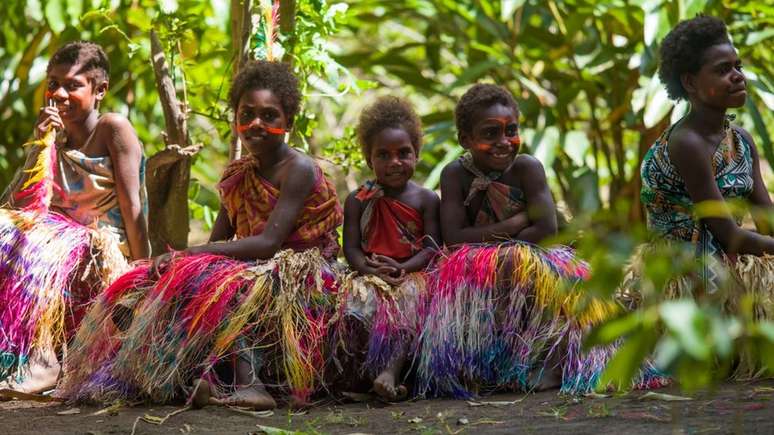 Meninas em roupas coloridas e saias de capim para dança tradicional: quando elas crescerem, poderão escolher um futuro diferente para Vanuatu