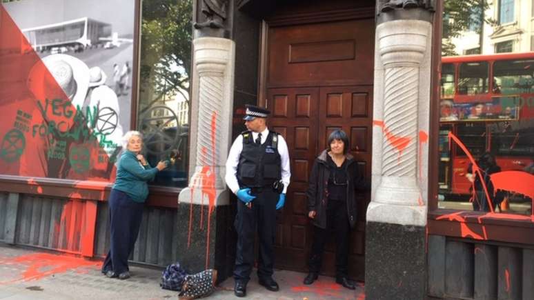 Por meio de nota, a Embaixada do Brasil em Londres informou que 'est&aacute; e sempre esteve aberta a receber quem quer que deseje dialogar sobre o Brasil e suas pol&iacute;ticas p&uacute;blicas'