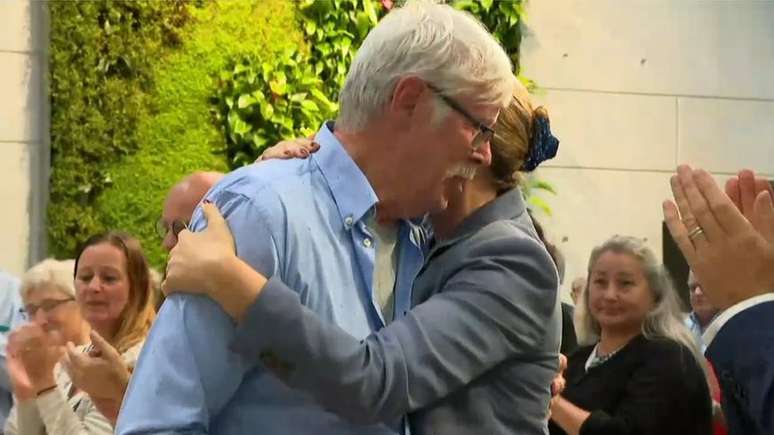 A primeira-ministra abraçou Poul-Erik Rasmussen, que por anos liderou uma campanha por um pedido de desculpas do governo da Dinamarca