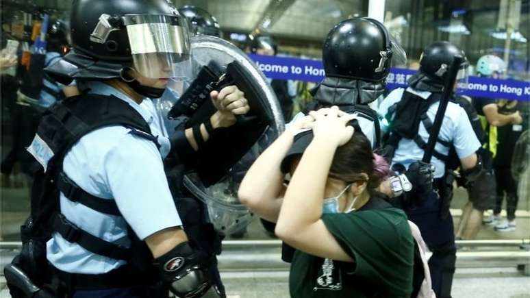 Nesta terça-feira, policiais reprimiram manifestantes no aeroporto de Hong Kong