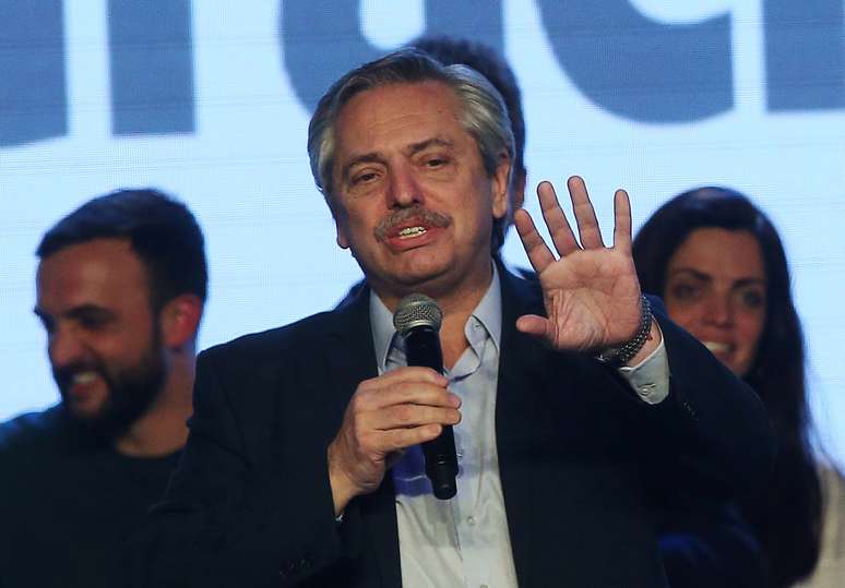 Candidato de oposição na Argentina Alberto Fernández discursa em Buenos Aires