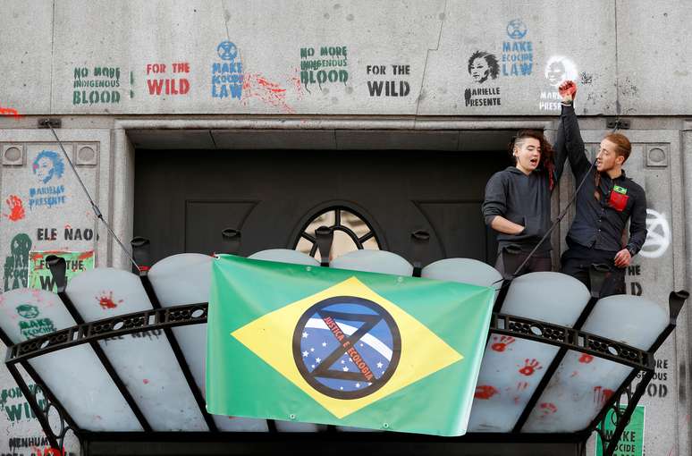 Ativistas do clima protestam na embaixada do Brasil em Londres
13/08/2019 REUTERS/Peter Nicholls