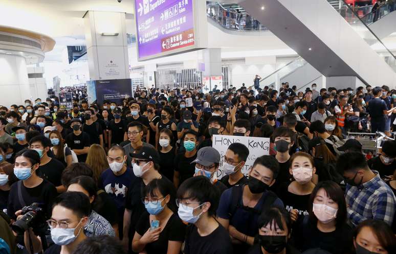 Manifestantes protestam no aeroporto de Hong Kong
13/08/2019 REUTERS/Thomas Peter 
