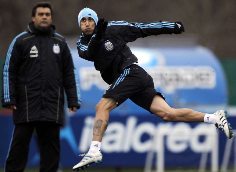Jos&eacute; Luis Brown (&agrave; esquerda) quando era auxiliar t&eacute;cnico da sele&ccedil;&atilde;o da Argentina em 2010
02/09/2010 REUTERS/Marcos Brindicci 
