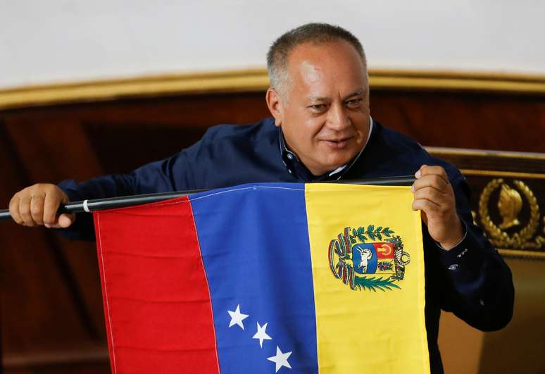 Presidente da Assembleia Constituinte na Venezuela, Diosdado Cabello, segura bandeira do pais durante sessão do órgão em Caracas
12/08/2019 REUTERS/Manaure Quintero