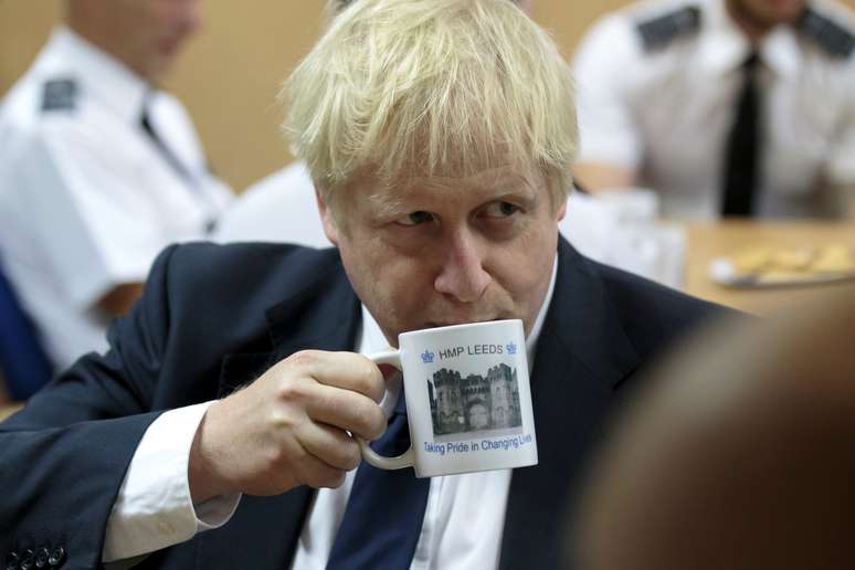 Premiê britânico, Boris Johnson, durante visita a penitenciária em Leeds
13/08/2019 Jon Super/Pool via REUTERS 