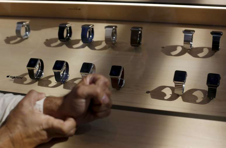 Consumidor confere smartwatches em loja da Apple em Palo Alto, Califórnia (EUA) 
10/04/2015
REUTERS/Robert Galbraith
