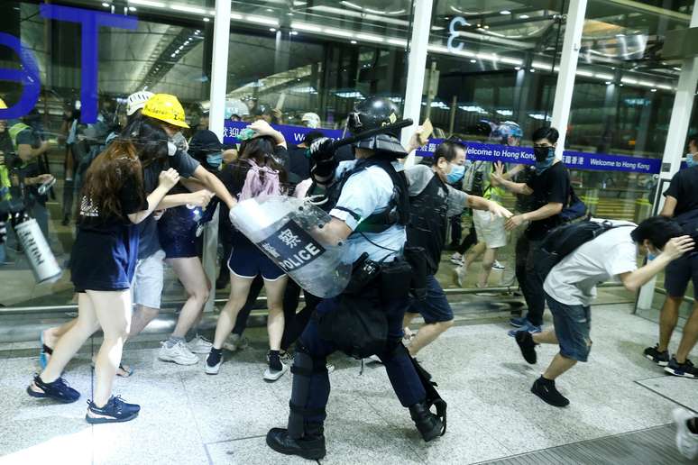 Manifestantes e policiais entram em confronto no aeroporto de Hong Kong
13/08/2019
REUTERS/Thomas Peter