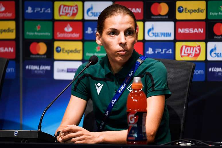 &Aacute;rbitra St&eacute;phanie Frappart durante entrevista coletiva em Istambul
13/08/2019 UEFA/Pool via REUTERS 