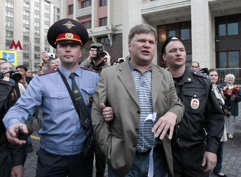 Sergey Mitrokhin &eacute; detido por policiais em Moscou
06/06/2012
REUTERS/Sergei Karpukhin