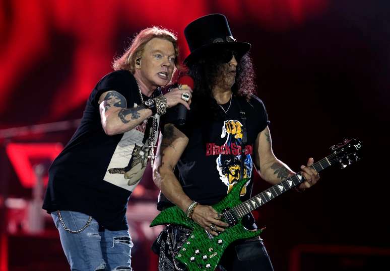 Axl Rose e Slash se apresentam em Abu Dhabi 25/11/2018 REUTERS/Christopher Pike