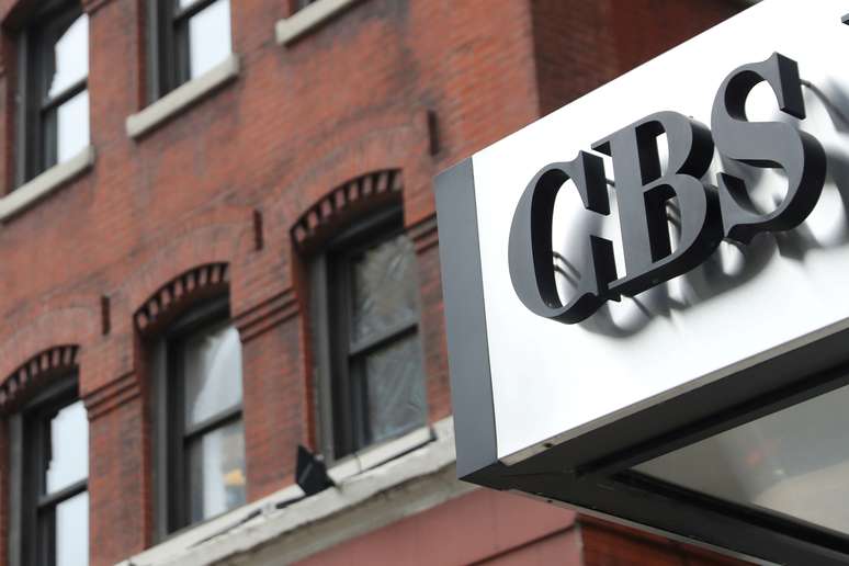 Logotipo da CBS &agrave; frente dos escrit&oacute;rios da empresa em Nova York. 30/7/2018.  REUTERS/Shannon Stapleton