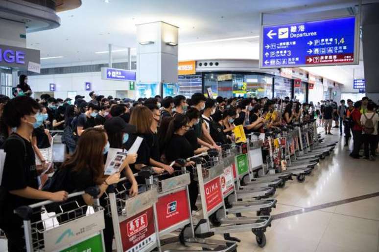 Aeroporto de Hong Kong cancela voos pelo 2º dia