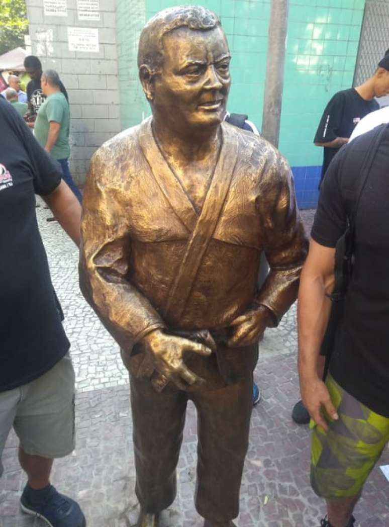 Estátua em homenagem a Carlson Gracie foi inaugurada em Copacabana, Zona Sul do Rio (Foto: Mateus Machado)