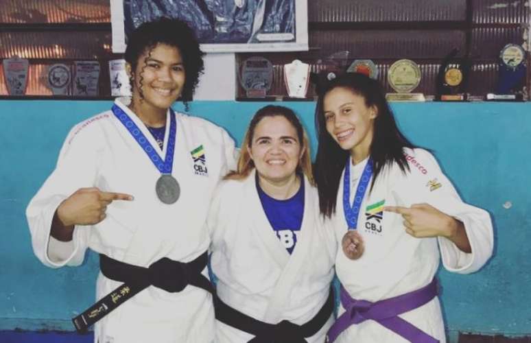 Luana de Oliveira e Beatriz Comanche ao lado da Sensei Soraya Amorelli na equipe Umbra (Foto: Arquivo Pessoal)