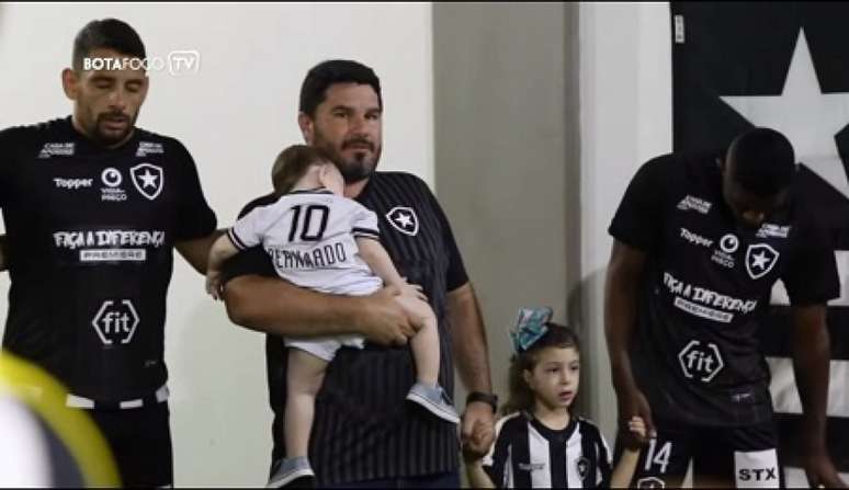 Eduardo Barroca levou os filhos à preleção (Foto: Reprodução/Botafogo TV)