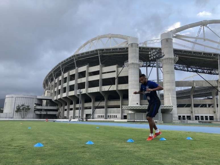 Alex Santana fez atividade em separado visando o retorno aos gramados (Foto: Divulgação/Botafogo)