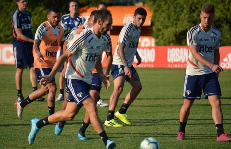 Treino desta terça-feira no CT da Barra Funda teve muita competição (Foto: Alan Mendes/saopaulofc.net)