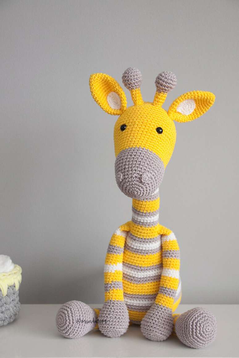 29. Girafa em tons de amarelo e cinza feita com a técnica de amigurumi. Fonte: Elo7