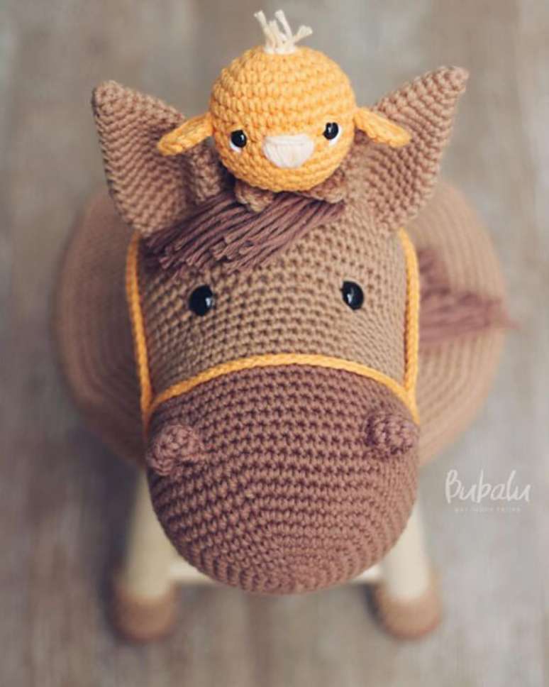 60. Banquinho amigurumi de cavalinho. Fonte: Bubalu