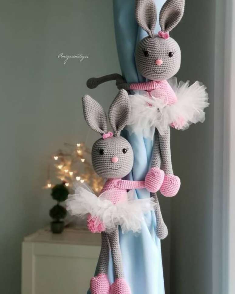 70. Amigurumi na decoração infantil em forma de prendedores de cortina de coelhas. Fonte: Pinterest