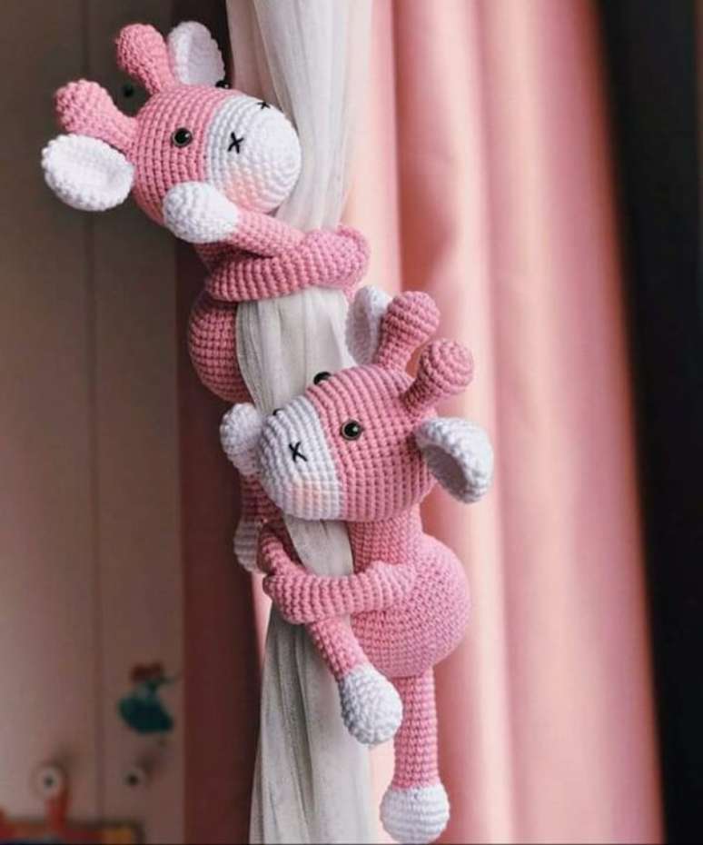 73. Amigurumi na decoração infantil em forma de prendedores de cortina de bichinho. Fonte: Pinterest