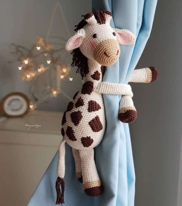 74. Amigurumi na decoração infantil em forma de prendedores de cortina de girafa. Fonte: Pinterest