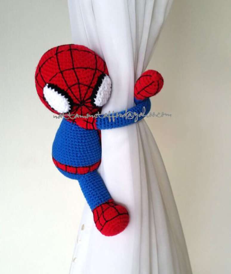 76. Amigurumi na decoração infantil em forma de prendedores de cortina de homem aranha. Fonte: Etsy