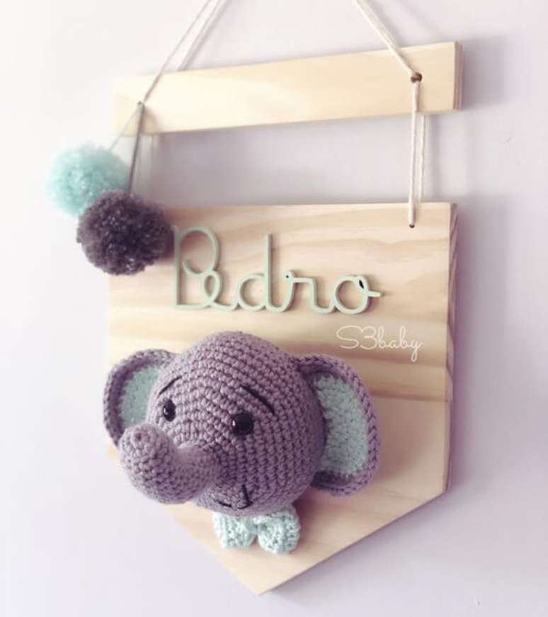 13. Enfeite de porta com base de madeira e bichinho feito com a técnica de amigurumi. Fonte: Pinterest