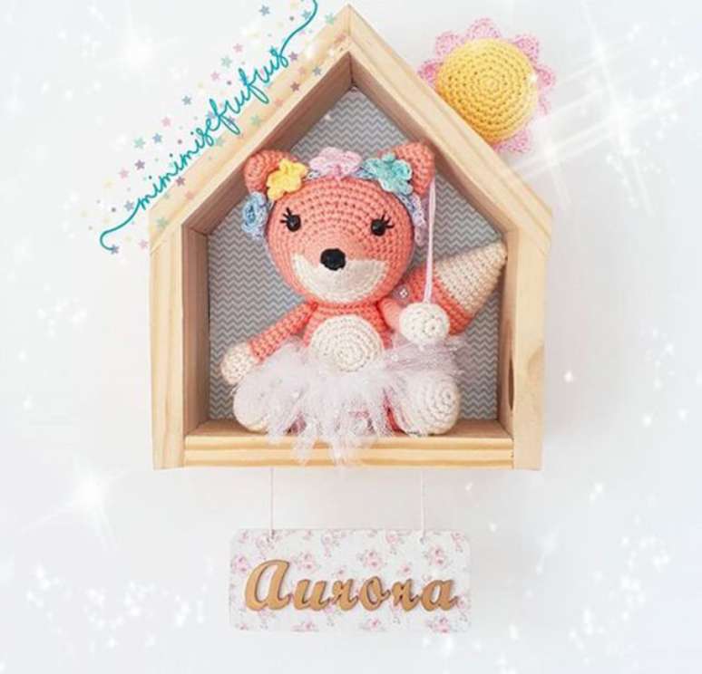 16. Enfeite de parede com estrutura de madeira e bichinho de amigurumi. Fonte: PicDeer