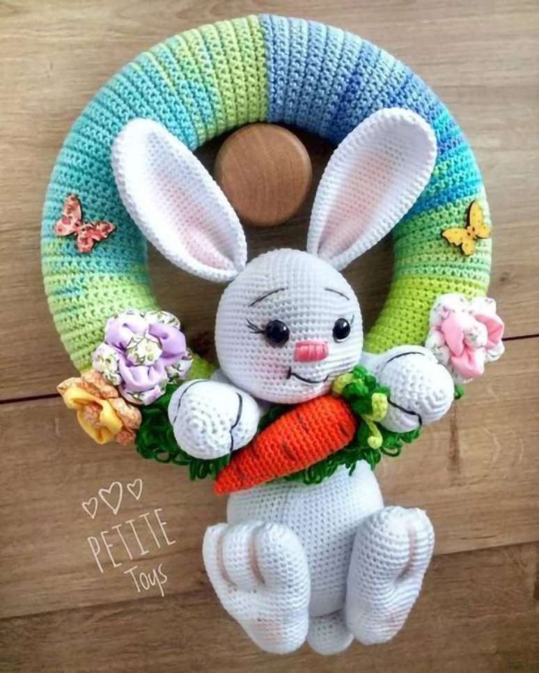 3. Decoração de guirlanda feita com amigurumi de coelho. Fonte Pinterest