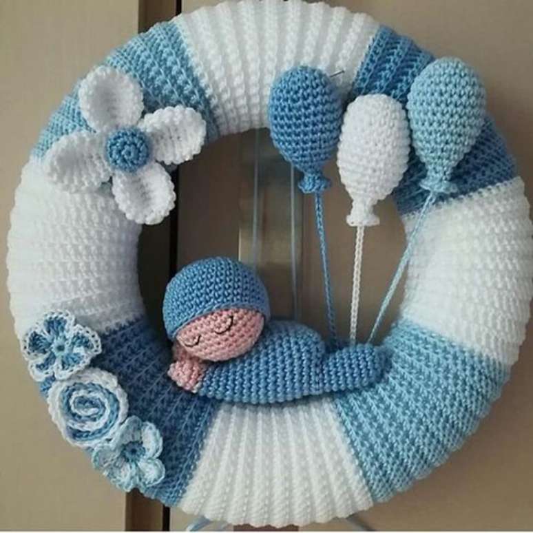 7. Guirlanda decorada com a técnica de amigurumi em tons de azul e branco. Fonte: Pinterest