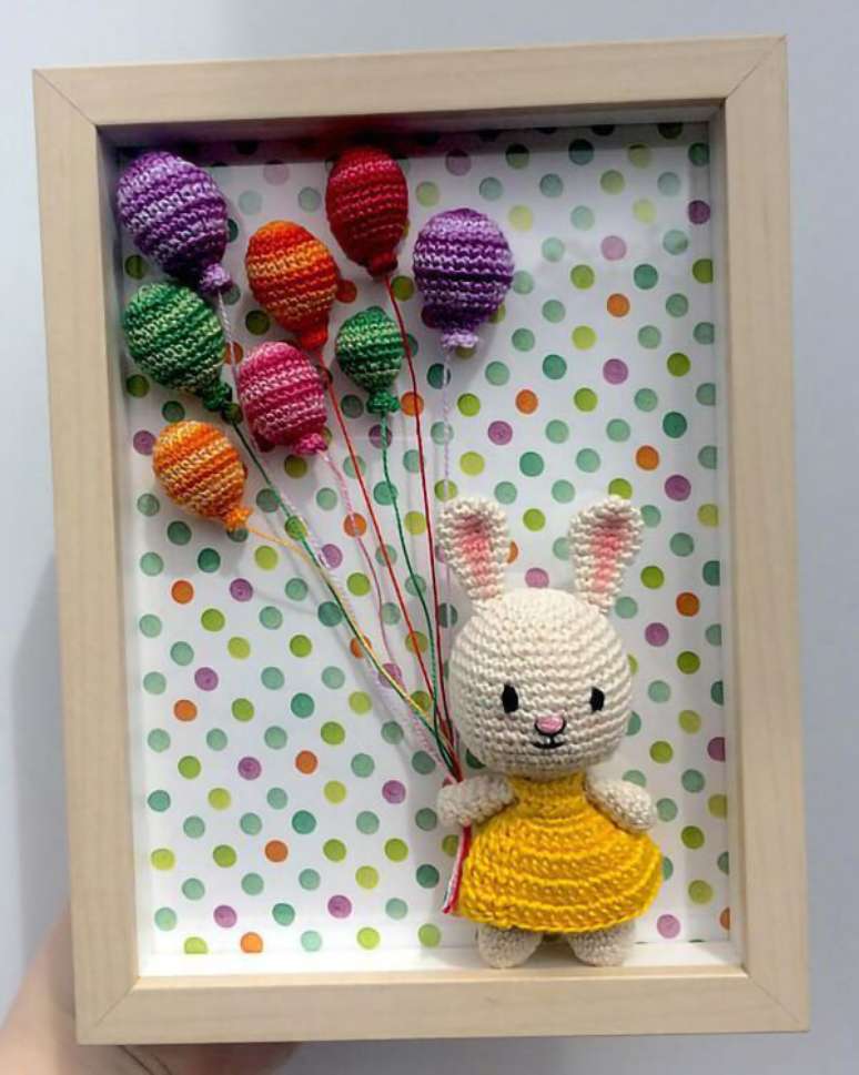 64. Quadrinho de amigurumi com coelhinho e balões. Fonte: Pinterest