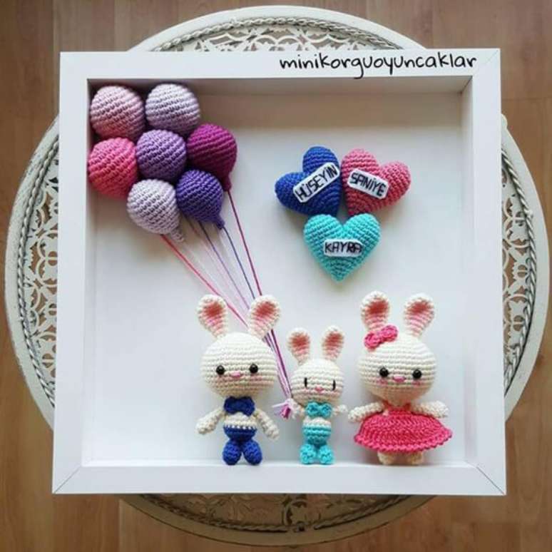 67. Quadrinho de amigurumi com coelhinho, balões e corações. Fonte: Pinterest