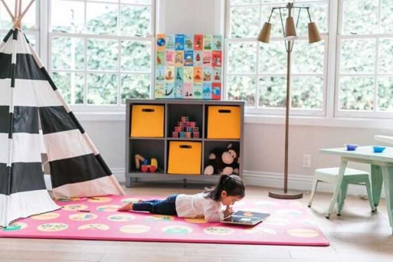 10. Crie um cantinho de leitura incluindo tapete emborrachado no quarto infantil. Fonte: Pinterest