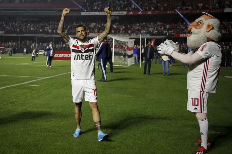 O lateral-direito Daniel Alves, novo reforço do São Paulo, é apresentado à torcida no estádio do Morumbi, na capital paulista