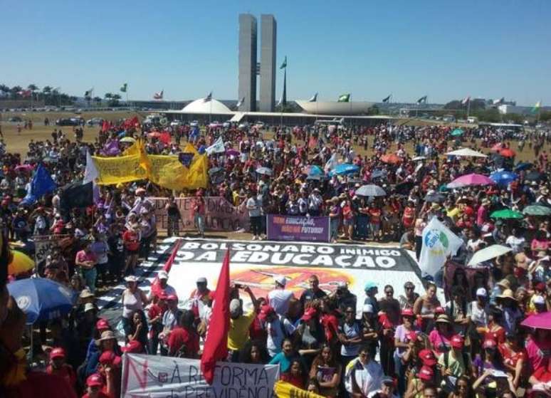 Protestos em defesa da educação são registrados pelo Brasil