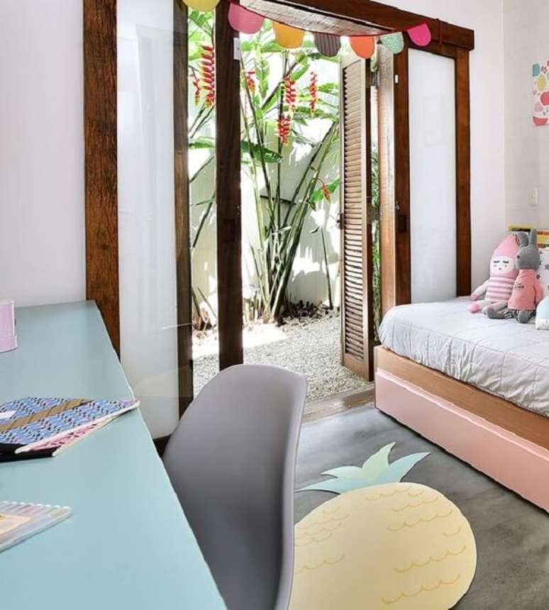 58. O tapete de abacaxi emborrachado se harmonizou com a decoração do ambiente. Fonte: Pinterest