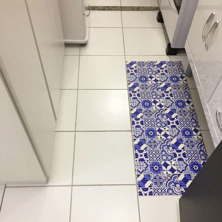 20. O tapete para área de cozinha evita respingos da pia diretamente no chão. Fonte: Meu Apê 41