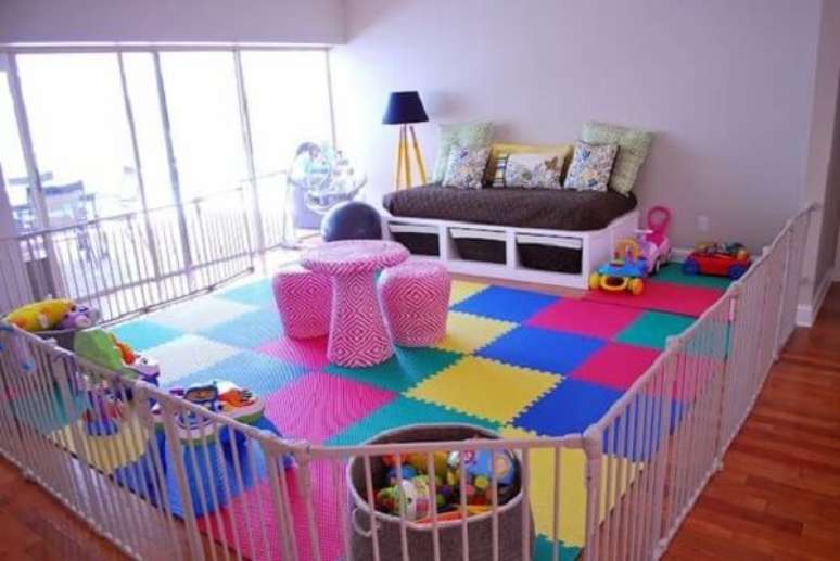 60. O tapete emborrachado traz segurança e conforto para as crianças. Fonte: Pinterest