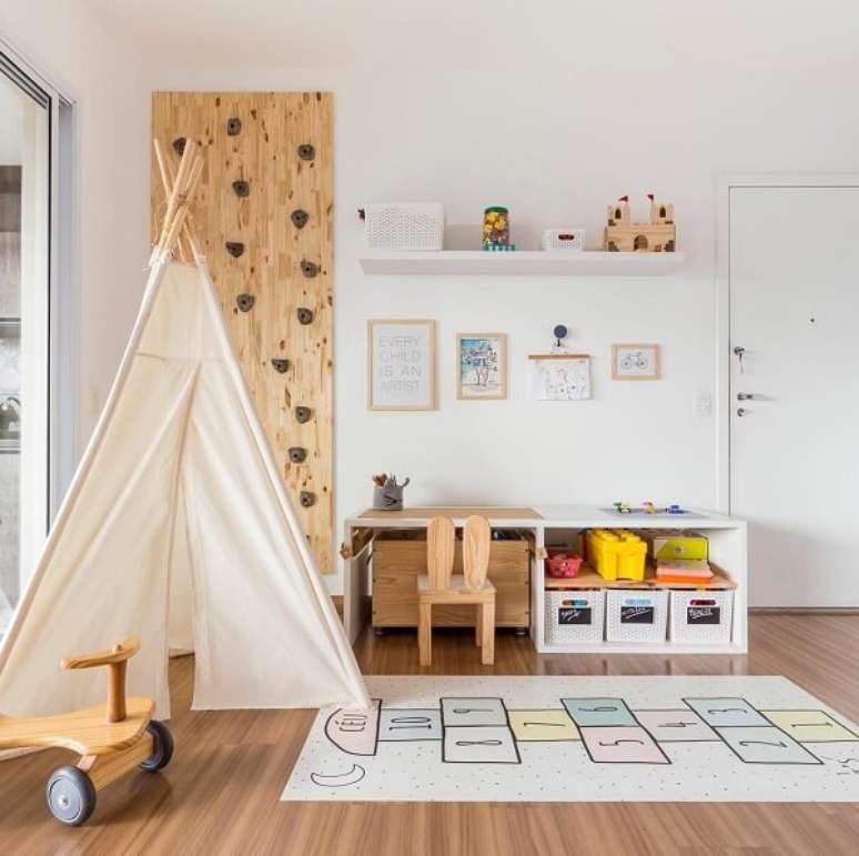 21. Tapete infantil emborrachado grande para quarto com design de amarelinha. Fonte: Carla Romanelli Arquitetura