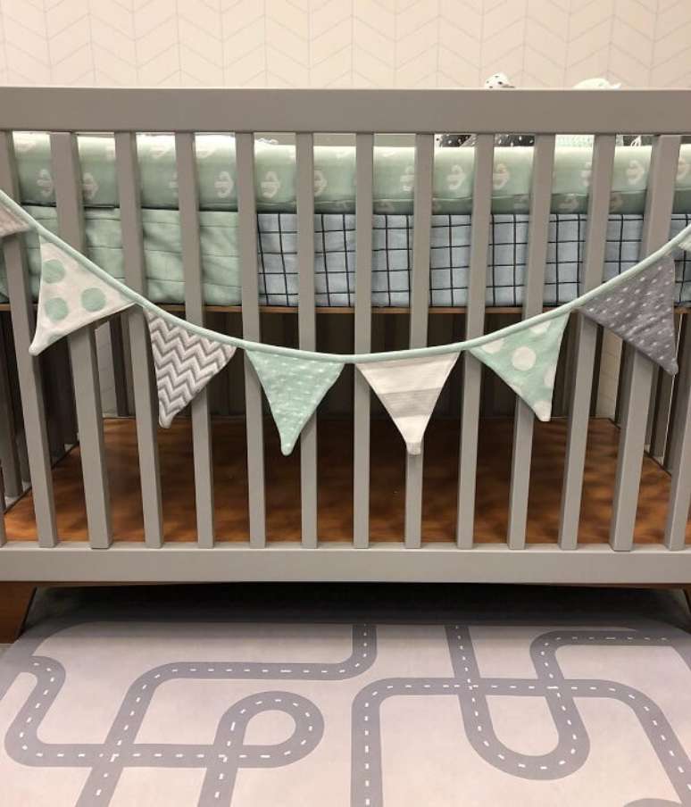 43. Tapete para quarto de bebê com desenho de pistas. Fonte: T. Design Decor