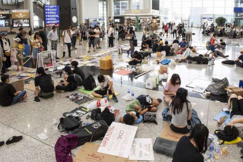 Aeroporto de Hong Kong volta a operar após protesto