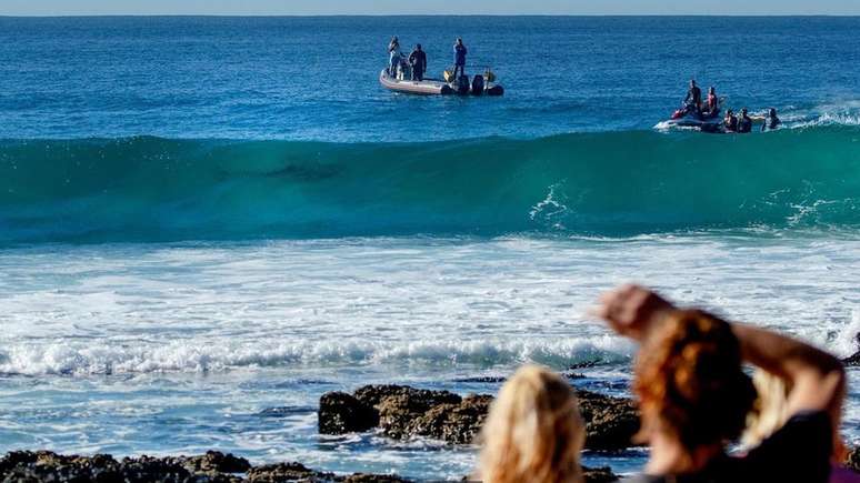 Muitas áreas frequentadas por banhistas e surfistas agora são patrulhadas para detectar a presença de tubarões