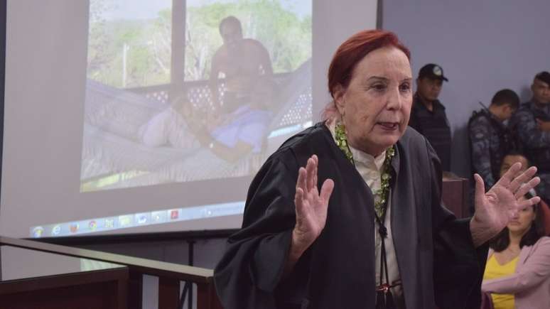 Elizabeth no j&uacute;ri popular como assistente de acusa&ccedil;&atilde;o