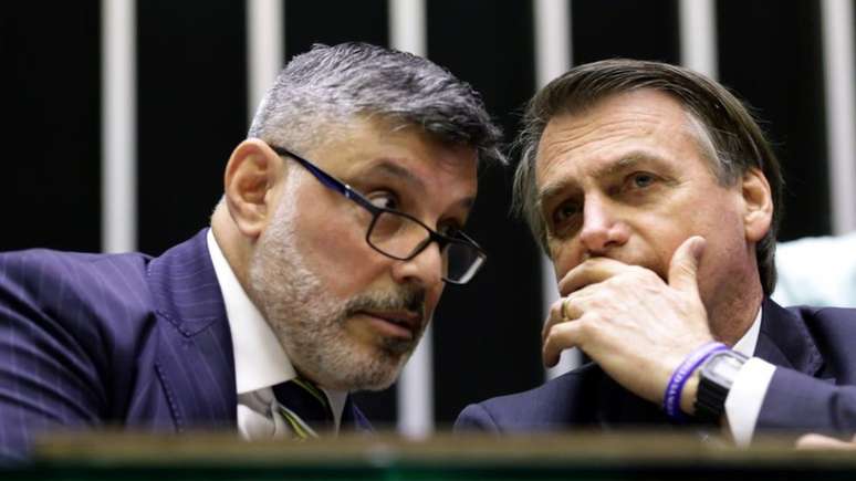 Frota e Bolsonaro conversam na Câmara, no dia 29 de maio: relação do deputado com o governo já estava azedando