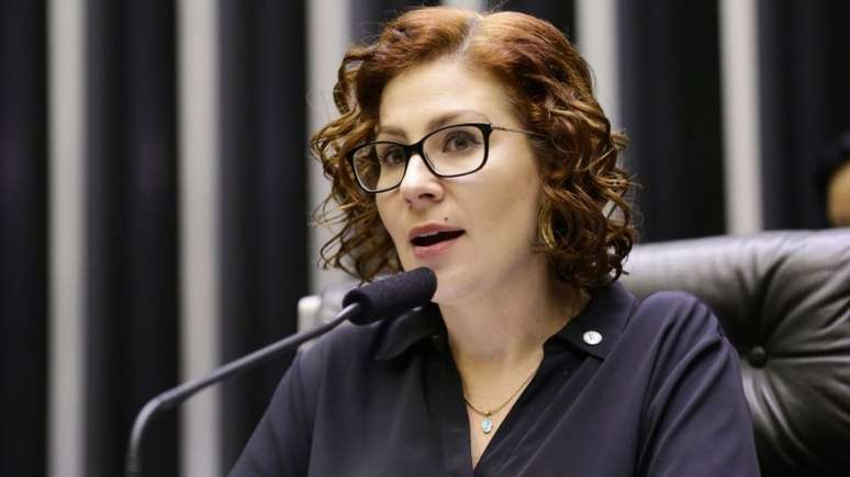 Problema é criticar de forma generalizada, sem apontar nada de concreto, diz Carla Zambelli