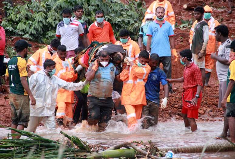 Equipes de resgate retiram corpo de vítima de deslizamento de terra na Índia
13/08/2019 REUTERS/Stringer